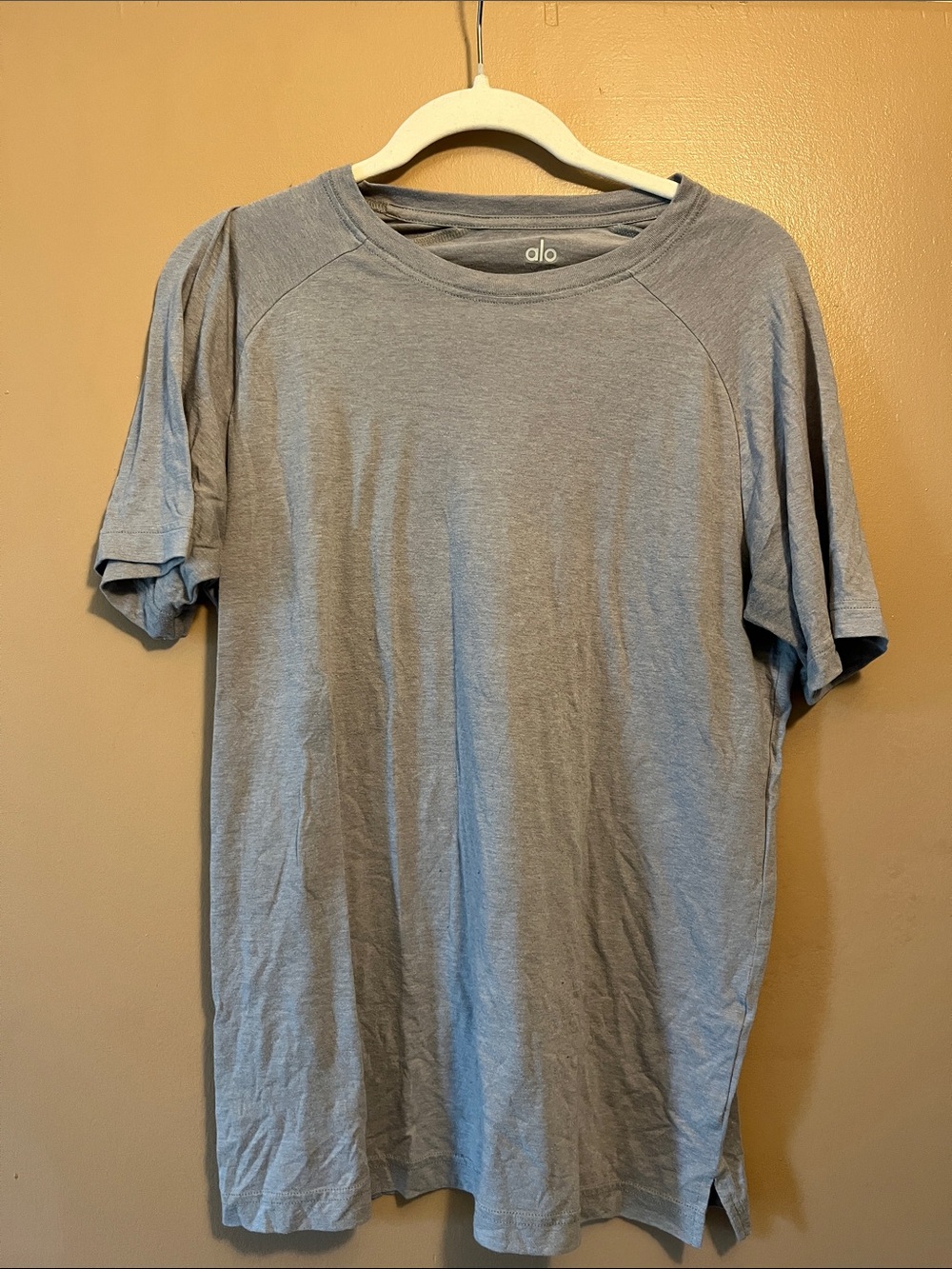 ALO YOGA MENS MEDIUM SHORT SLEEVE CREW TEE IN LIGHT GREY